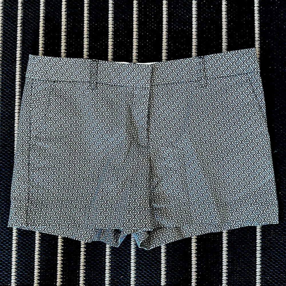 Dalia Collection shorts 97% Cotton / 3% Spandex size 6. Never worn in EUC.